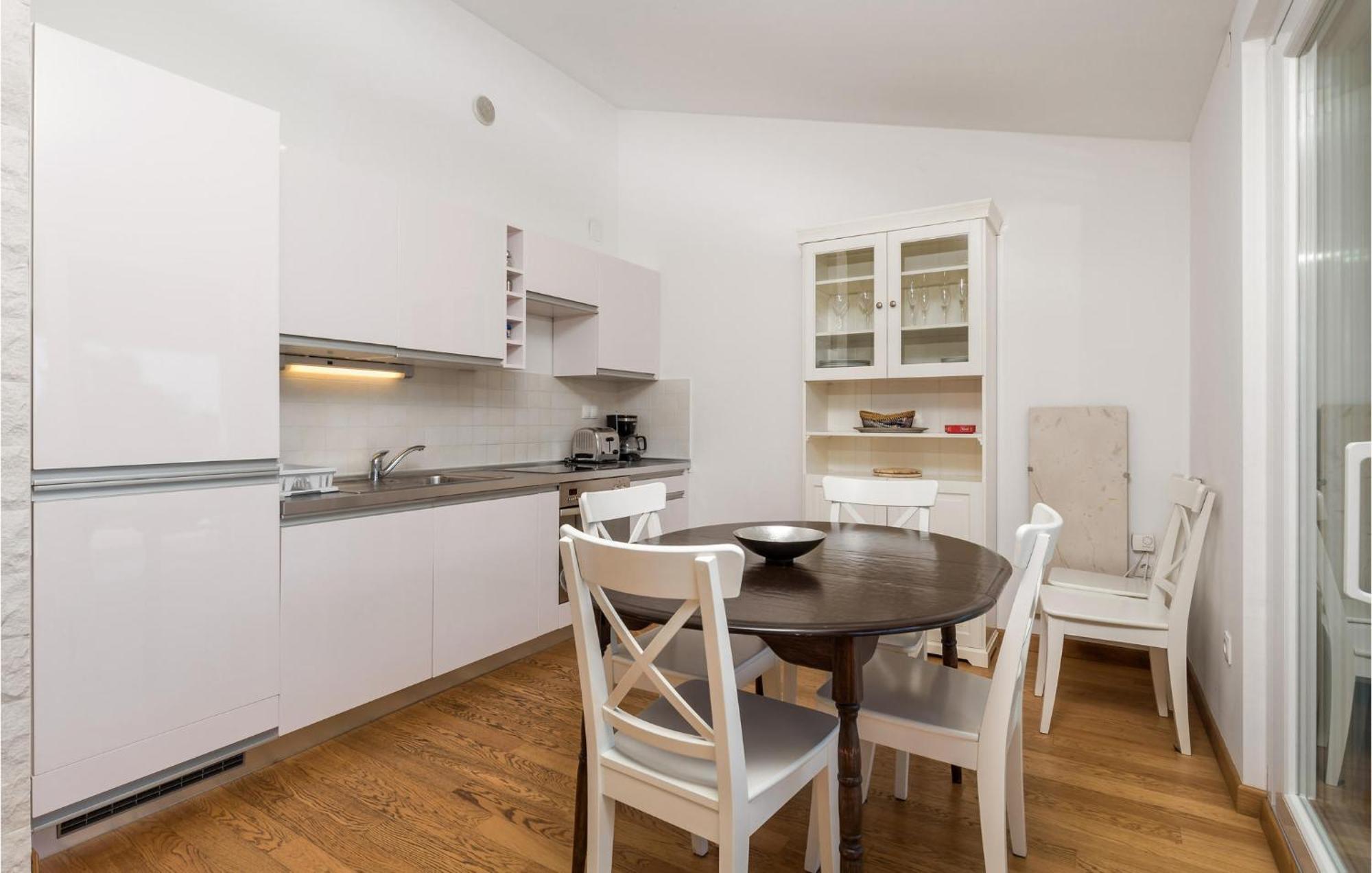 Nice Home In Krk With Kitchen คิร์ก ภายนอก รูปภาพ